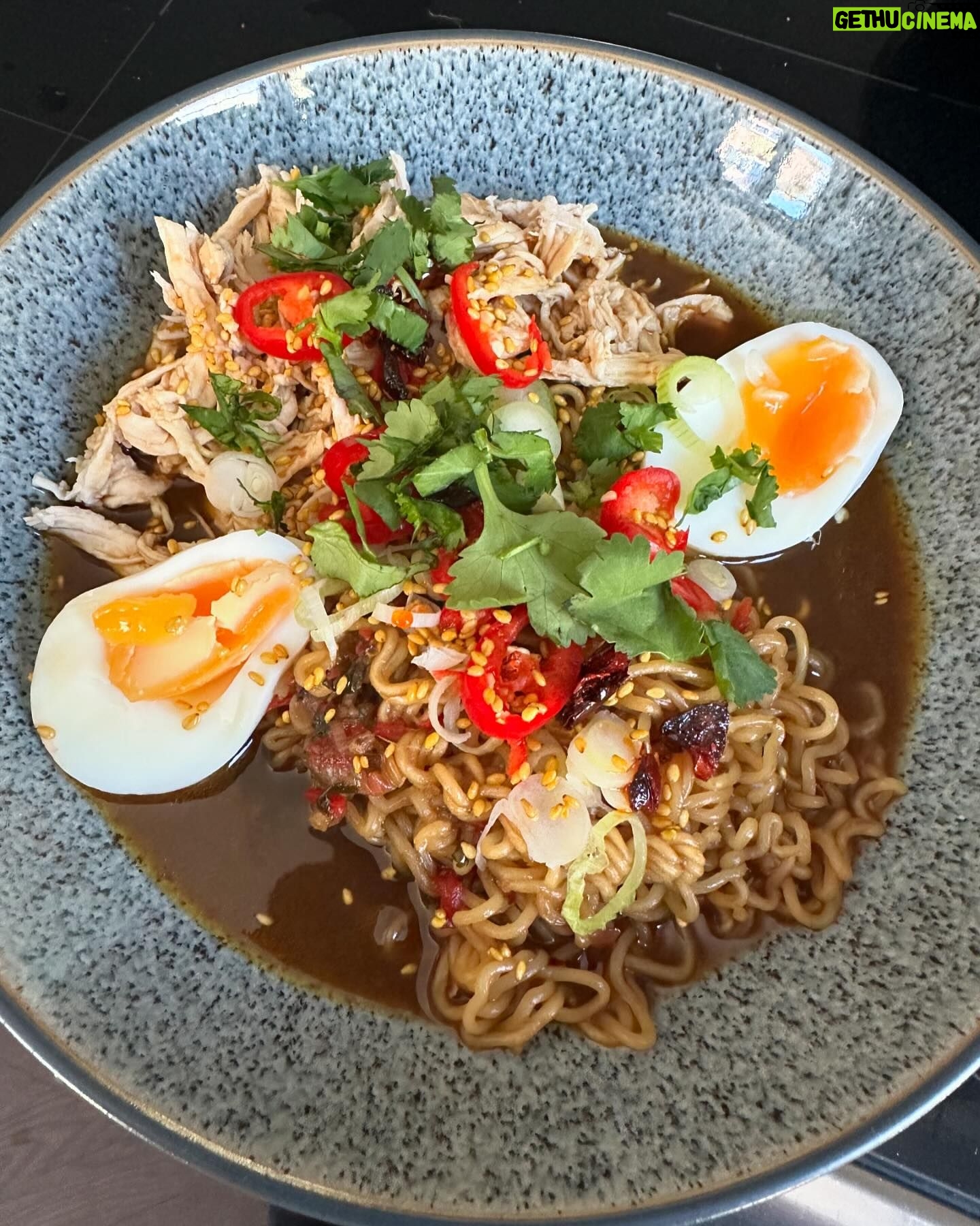 Camilla Läckberg Instagram - Pollys favoriträtt till lunch. Hemlagad Ramen. 😍 #CookingForMyFamily