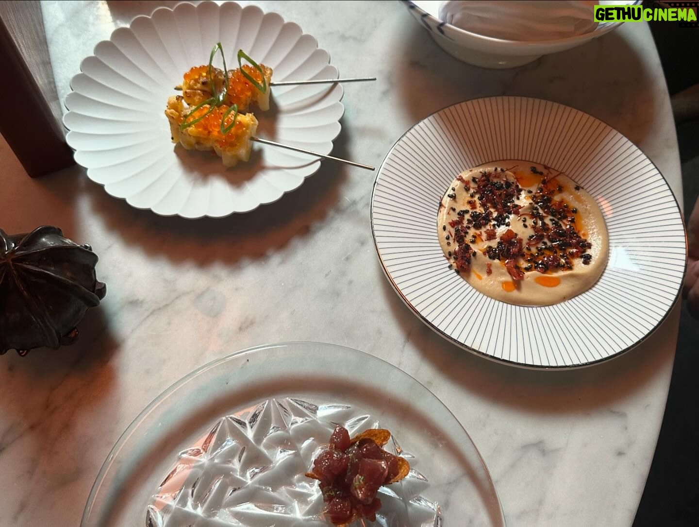 Camilla Läckberg Instagram - Mysigt firande av @simonskold . Lunch hemma med barnen och svärmor och sen middag på FANTASTISKA @aloerestaurant med @miatornblom och @michaeltornblom ❤️ (Swipa)