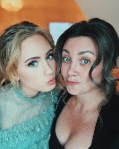 Camilla Läckberg Instagram - Elle-gala med dottern. Och utmanar mig lite i år. När jag läste om Pamela Andersson som gick osminkad på gala så tänkte jag först: ”SHIT vad coolt!” Min andra tanke var: ”Det skulle jag aldrig våga”. Och min tredje tanke blev: ”Då MÅSTE jag våga”. Så jag bestämde mig raskt för att gå på just Elle-galan osminkad. Själv fascinerad över varför jag tycker det känns så läskigt… Men nu är det bara att köra! 😎💃 #Ellegalan2024