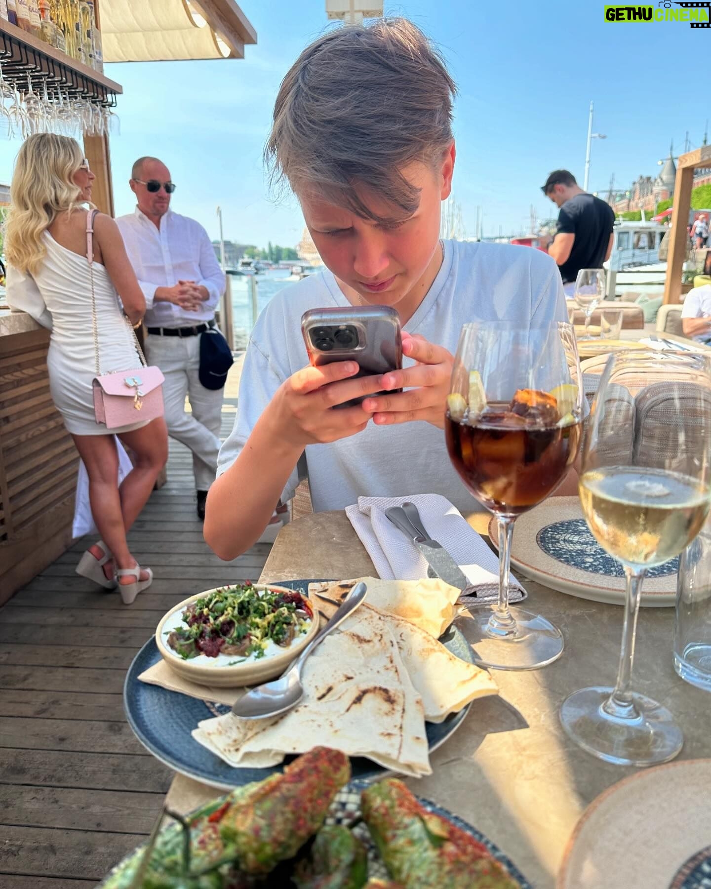 Camilla Läckberg - 7.3K Likes - Mysiga timmar med sonen. Shoppa sommarkläder först till honom då han växt ur allt, sen lunch på @strandbryggansthlm ❤️ @charlielackbergmelin