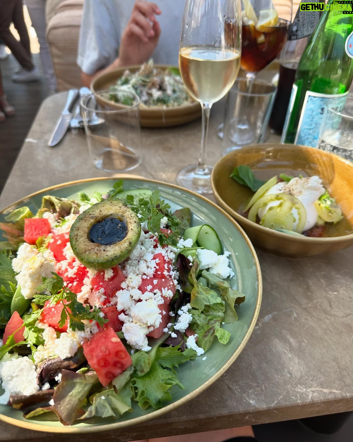 Camilla Läckberg - 7.3K Likes - Mysiga timmar med sonen. Shoppa sommarkläder först till honom då han växt ur allt, sen lunch på @strandbryggansthlm ❤️ @charlielackbergmelin
