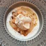 Camilla Läckberg Instagram - Lyckan när jag och @simonskold i lördags åtminstone hyfsat nära lyckades få till typ det godaste vi vet i världen - löksoppan med lakrits och mandel från @restaurantfrantzen . Receptet hittade vi på @cheflixonline där @bjornfrantzen delat med sig av några av sina recept och visar hur man lagar dem. Obs är inte sponsrad eller har ngt som helst samarbete med Cheflix, är vanlig prenumerant som bara blivit lite besatt av vilken skattkista det är för en matlagningsentusiast 🤣❤️