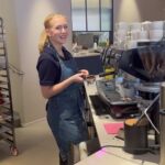 Camilla Läckberg Instagram - Ni som sliter med småbarnsåren nu. Tänk på att om x antal år kan ni glida in på ert vuxna barns arbetsplats. Vara sjukt pinsam och de kan inte säga något - för du är kund och kunden har alltid rätt. 🤷🏻‍♀️ Ta en kopp kaffe och sätta er och obekvämt intensivt glo medan ert barn jobbar. Känna att i den stunden kommer återbäringen för alla de där timmarna i lekparken. Och framförallt. Sköter de sig inte är det inte längre ditt problem. Utan nu, i det här specifika fallet är det @royfares problem. 🤷🏻‍♀️🤣 Heja Meja på @mrcake på regeringsgatan. 😘 #ProudMama