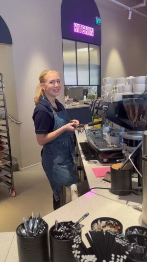 Camilla Läckberg Instagram - Ni som sliter med småbarnsåren nu. Tänk på att om x antal år kan ni glida in på ert vuxna barns arbetsplats. Vara sjukt pinsam och de kan inte säga något - för du är kund och kunden har alltid rätt. 🤷🏻‍♀️ Ta en kopp kaffe och sätta er och obekvämt intensivt glo medan ert barn jobbar. Känna att i den stunden kommer återbäringen för alla de där timmarna i lekparken. Och framförallt. Sköter de sig inte är det inte längre ditt problem. Utan nu, i det här specifika fallet är det @royfares problem. 🤷🏻‍♀️🤣 Heja Meja på @mrcake på regeringsgatan. 😘 #ProudMama