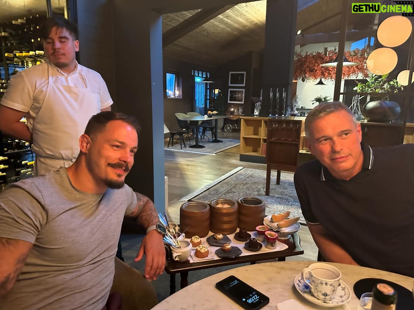 Camilla Läckberg Instagram - Mysigt firande av @simonskold . Lunch hemma med barnen och svärmor och sen middag på FANTASTISKA @aloerestaurant med @miatornblom och @michaeltornblom ❤️ (Swipa)