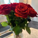 Camilla Läckberg Instagram - Fick blombud från min man med meddelande att jag är världens bästa fru. Och jag som träffat världens bästa man. Herregud vad är oddsen för ett sånt sammanträffande?! 🤷🏻‍♀️😍😎❤️ @simonskold
