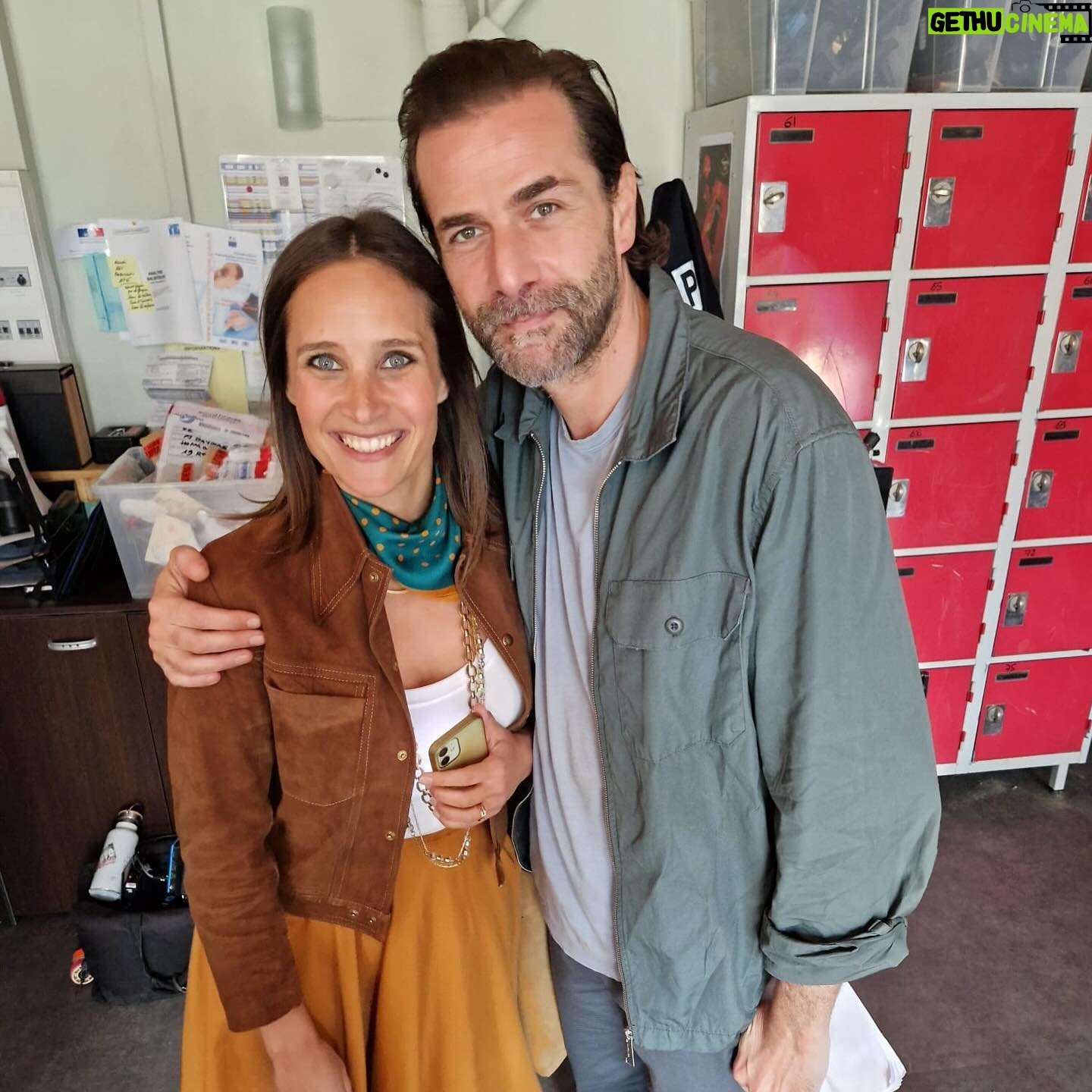 Camilla Läckberg - 5.7K Likes - Idag är en stor dag för mig emotionellt! Idag är första inspelningsdagen av franska ”Fjällbackamorden”! (swipa) Franska Erica och Patrik spelas av Julie de Bona @juliedebona och Grégory Fitoussi @gregory_fitoussi . Längtar efter att besöka inspelningen! @tf1 @__martinr.__ @wildsheepcontent @eriksbarmack