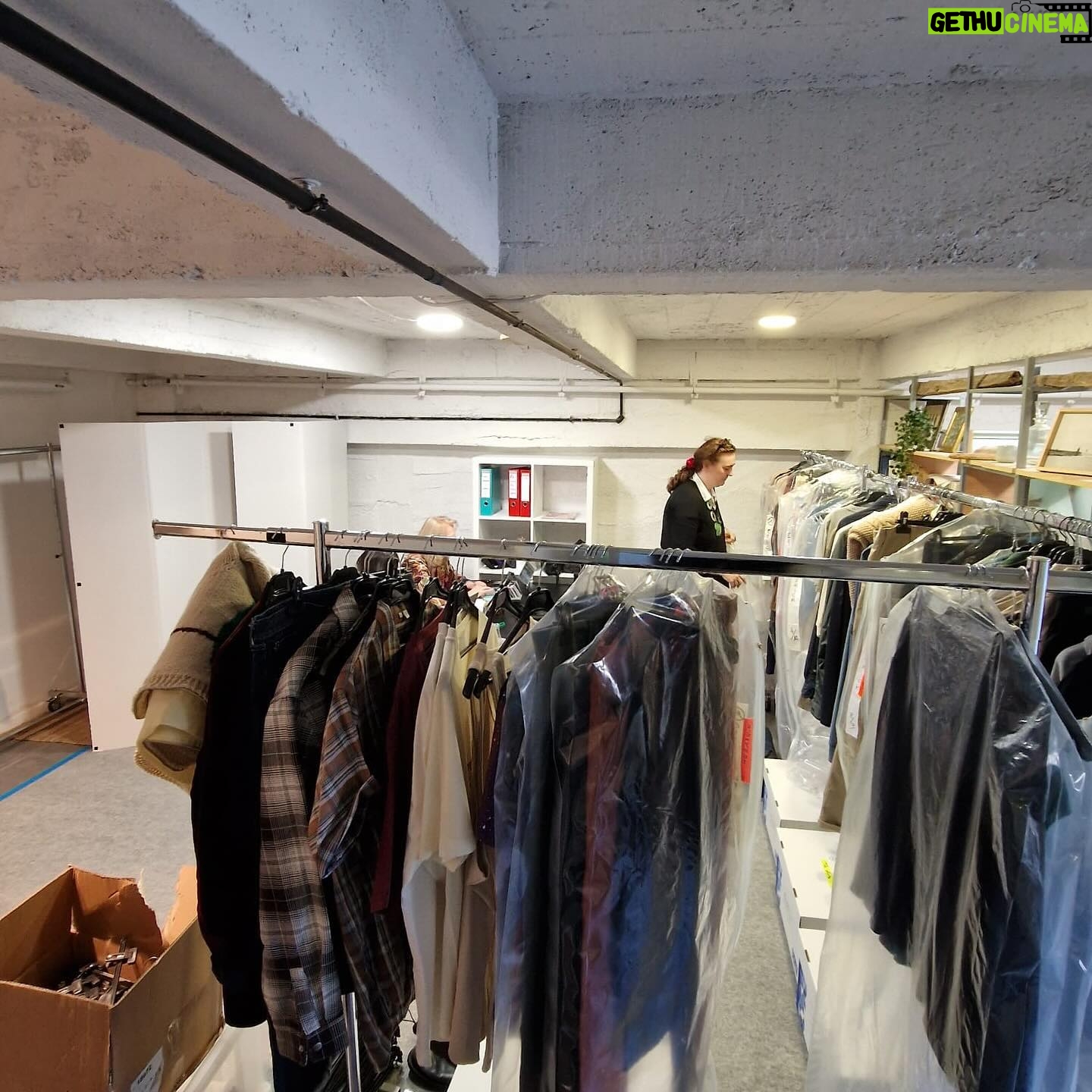 Camilla Läckberg - 5.7K Likes - Idag är en stor dag för mig emotionellt! Idag är första inspelningsdagen av franska ”Fjällbackamorden”! (swipa) Franska Erica och Patrik spelas av Julie de Bona @juliedebona och Grégory Fitoussi @gregory_fitoussi . Längtar efter att besöka inspelningen! @tf1 @__martinr.__ @wildsheepcontent @eriksbarmack