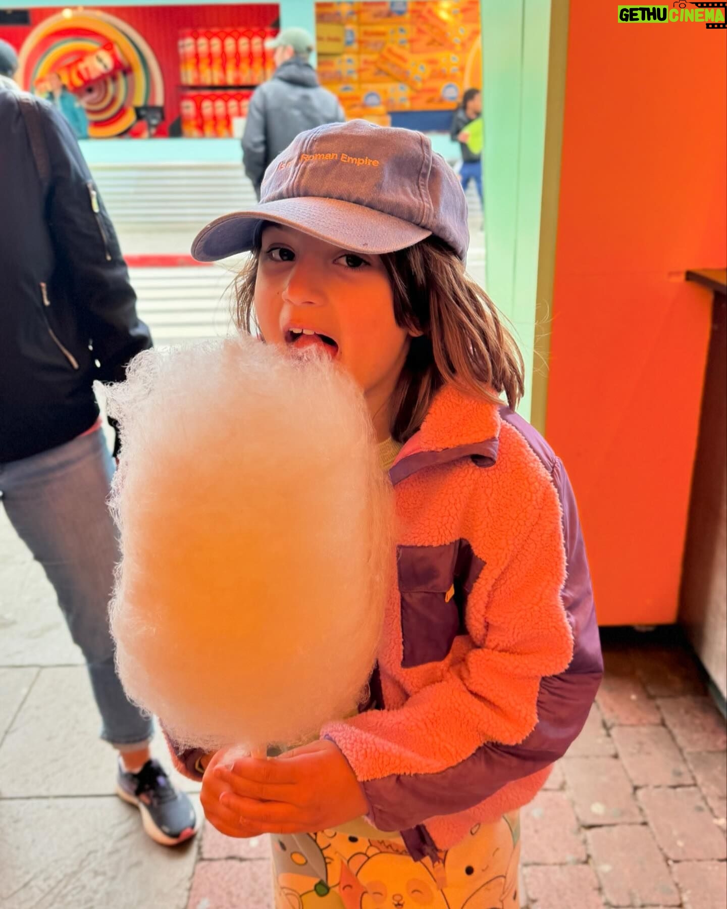 Camilla Läckberg - 4.8K Likes - Hoppade invigningen av @gronalund i helgen pga krasslig! Men övriga familjen som gick hade kungligt roligt! (Swipa) Bästa vårtecknet! Grönans öppning! 😍