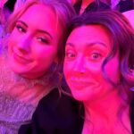 Camilla Läckberg Instagram - Underbar kväll med min fantastiska dotter. (Swipa) Så otroligt stolt över henne. @meja1146 Och min reflektion efter att ha gått utan smink är att det var en befriande känsla. Jag gillar fortfarande smink och tycker det är kul. Men känns skönt att inte vara slav under att känna att jag MÅSTE. Och tror aldrig jag fått så mycket komplimanger som igår. Toppenkväll mao och så fint arrangerat av @assefacommunication @ellesverige .⭐️ (Min klänning från Rebecca Vallance, Mejas från @bymalina )