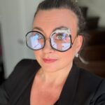 Camilla Läckberg Instagram - Tröttmössa idag inför tidig morgon på @svt Morgon. Men smink av @nilsmua och glasögon från @annakarinkarlssonofficial hjälpte till med illusion av piggelin. (Och nej det grå är inte borta, men underhåret är fortfarande mörkt.)