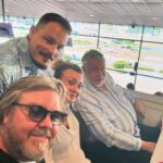 Camilla Läckberg Instagram – Helt underbar eftermiddag igår på Elitloppet med Leif GW, Kim och deras trevliga vänner. Mycket nöjd också att jag lyckades killgissa rätt på Elitloppsvinnaren i intervju med @tv4 🤣🤣🤣🤷🏻‍♀️ Vann en liten slant på honom också! (Fast Leif tyckte jag satsade alldeles för fegt. 200 kronor var tydligen ”rätt mesigt”. 🤣🤷🏻‍♀️) (Swipa)