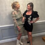Camilla Läckberg Instagram - Underbar kväll med min fantastiska dotter. (Swipa) Så otroligt stolt över henne. @meja1146 Och min reflektion efter att ha gått utan smink är att det var en befriande känsla. Jag gillar fortfarande smink och tycker det är kul. Men känns skönt att inte vara slav under att känna att jag MÅSTE. Och tror aldrig jag fått så mycket komplimanger som igår. Toppenkväll mao och så fint arrangerat av @assefacommunication @ellesverige .⭐️ (Min klänning från Rebecca Vallance, Mejas från @bymalina )