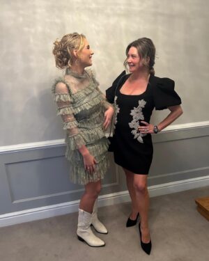 Camilla Läckberg Instagram - Underbar kväll med min fantastiska dotter. (Swipa) Så otroligt stolt över henne. @meja1146  Och min reflektion efter att ha gått utan smink är att det var en befriande känsla. Jag gillar fortfarande smink och tycker det är kul. Men känns skönt att inte vara slav under att känna att jag MÅSTE. Och tror aldrig jag fått så mycket komplimanger som igår. Toppenkväll mao och så fint arrangerat av @assefacommunication @ellesverige .⭐️ (Min klänning från Rebecca Vallance, Mejas från @bymalina )