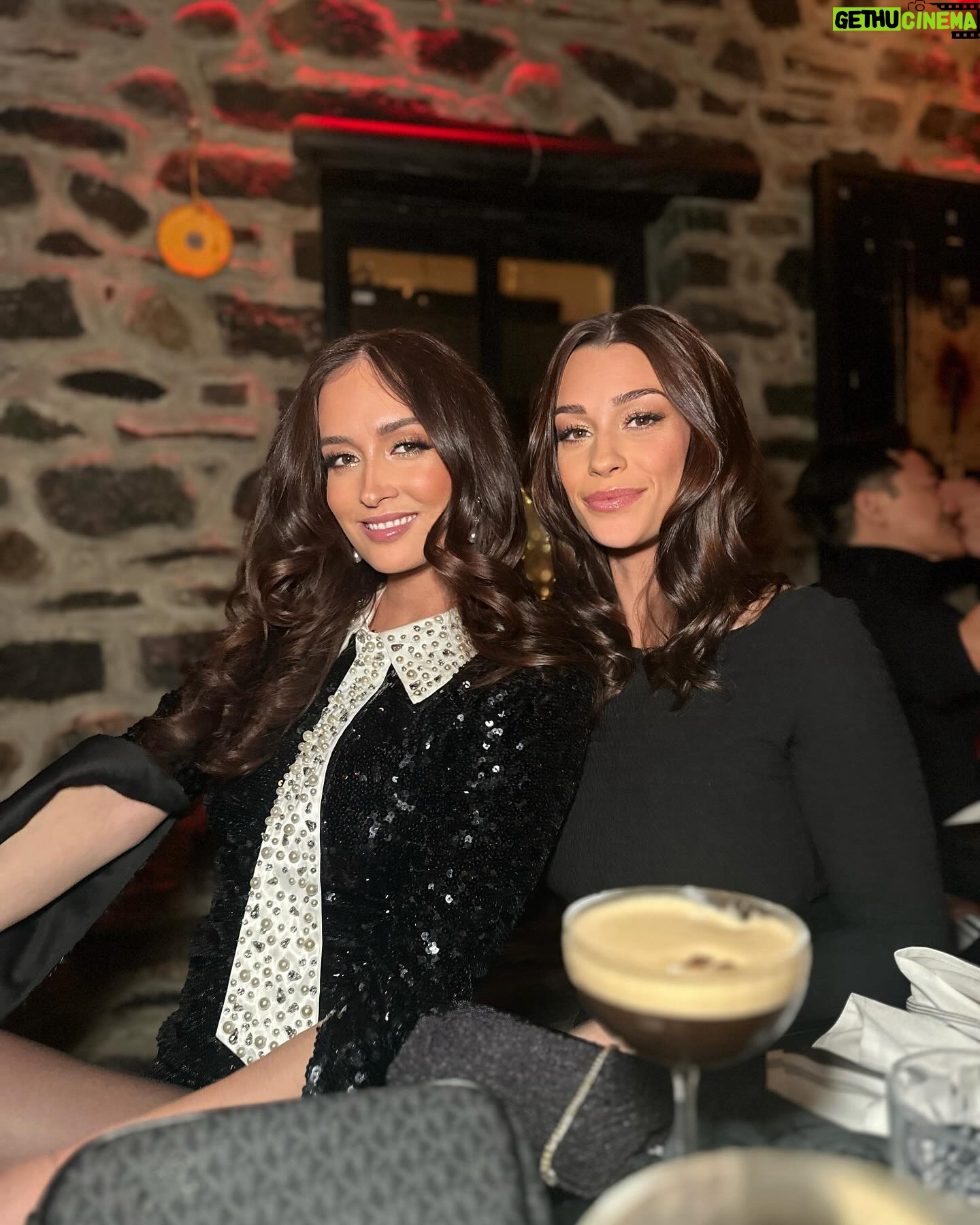Camille Dufresne - 0.9K Likes - Ma dĆ©couverte de lāannĆ©e 2023, ma gym partner, ma partner de Cathcart, a shoulder to cry on, des fous rire Ć lāinfinis.
Oui cāest possible de se faire des new friends passĆ© 30 ans ! ššššš