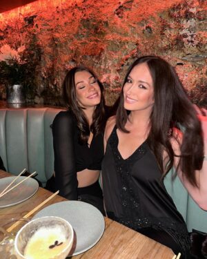 Camille Dufresne Instagram - Ma découverte de l’année 2023, ma gym partner, ma partner de Cathcart, a shoulder to cry on, des fous rire à l’infinis. 
Oui c’est possible de se faire des new friends passé 30 ans ! 💛💛💛💛💛