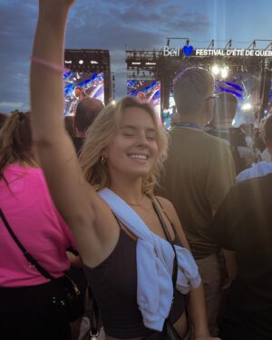 Camille Felton Instagram - Wowwww quelle belle fin de semaine au @festivaleteqc ❤️‍🔥 
Un show INCROYABLE de Pitbull avec une foule en feu, et Lana Del Rey qui m’a remis dans mes feels du secondaire 🥺 
Merci tellement de l’invitation @festivaleteqc @bleufeu_ ❤️ 
À l’an prochain!!!!!! #feq