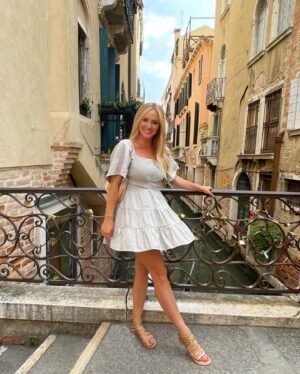 Camille Anderson Instagram - Venice was one of our favorite cities that we visited for Brooklyn’s big 13th birthday trip! We landed in the evening and took a boat to Venice with all the twinkling lights and the beautiful night sky. It was magical! We did all the Venice things… 
🛶 Gondola ride through the canals 
💎 Wandered around the maze-like alleyways and perused the local boutiques 
🍨 Daily gelato (duh!)
🍝 Pasta lunch in the rain and… 
💣 Last two slides for the professional Italian photo bombers in St Mark’s Square, who clearly knew what they were doing. Watch as they move in. 😅 Epic!