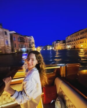 Camille Anderson Instagram - Venice was one of our favorite cities that we visited for Brooklyn’s big 13th birthday trip! We landed in the evening and took a boat to Venice with all the twinkling lights and the beautiful night sky. It was magical! We did all the Venice things… 
🛶 Gondola ride through the canals 
💎 Wandered around the maze-like alleyways and perused the local boutiques 
🍨 Daily gelato (duh!)
🍝 Pasta lunch in the rain and… 
💣 Last two slides for the professional Italian photo bombers in St Mark’s Square, who clearly knew what they were doing. Watch as they move in. 😅 Epic!