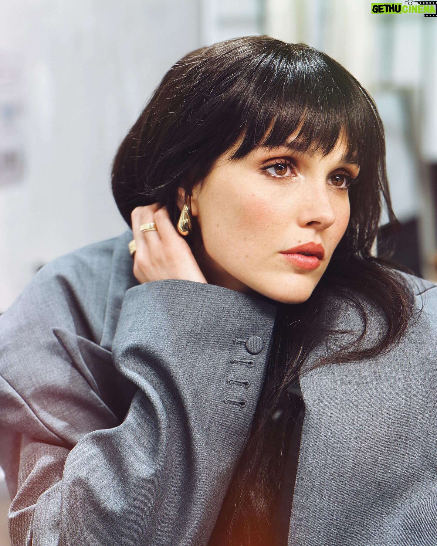 Camille Lou Instagram - It’s time for change! Au revoir le brun, à la prochaine. C’était sympa ! 👩🏻 Hair @felix_pgt 🫶🏻 Makup @helenelefevremakeuppro 🌞 Alors, je fais quoi ? Quelle couleur m’attend pour le prochain film selon vous ?