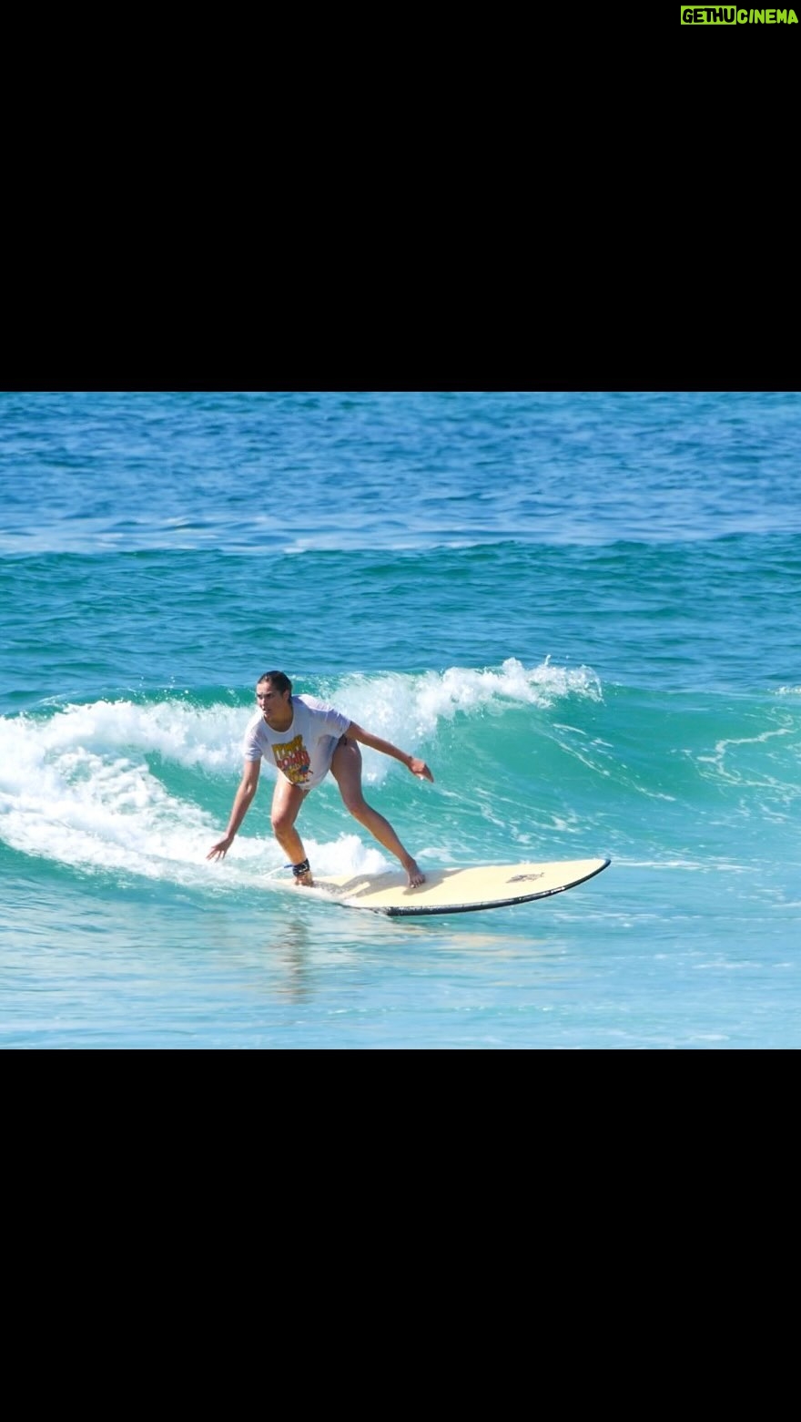 Camille Lou Instagram - Le surf, c’est pas simple mais y’a du progrès !! 😂☀️🥰 Merci mon amoureux @romainlaulhe pour les images !