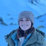 Camille Lou Instagram – Bon, j’ai mis du temps à redescendre de ces derniers mois de tournage. C’etait vraiment dingue pour moi de tourner dans une telle série @netflixfr 🫶🏻❤️ C’est exactement le genre de série que j’adore regarder !! Donc bcp d’émotion d’en faire partie.
Merci @fannnyrob pour cette folle aventure, merci pour ta confiance. Merci @mberthemy pour ta patience et ta réactivité. 
Merci @juliusbergus pour la qualité de tes plans drones, et merci à ton fidèle acolyte @arnaudstefanidp de m’avoir si peu éclairée. Évidemment je rigole. Ce sont des génies!
Merci à mes collègues acteurs et tout particulièrement à mon cher Brother @nico_godart sans qui j’aurais dépéri, et mon mari de jeu @raphael_ferret sans qui les baccalauréats auraient été bien fades.
Merci à toutes l’équipe technique, régie, HMC. Merci pour le fromage et la charcuterie de qualité. Merci à tous ceux qui ont rendu ce tournage possible. 
Merci @netflixfr family 🫶🏻
Photos:
N•1 @netflixfr je vous kiffe. Concrétisation 🥰
N•2 Ma Janina, merci pour les chaufferettes, merci de m’avoir toujours gardée au chaud.
N•3 Mon Brother @nico_godart tu me manques! Et bravo à mon fils de jeu Basile.
N•4 @juliusbergus fait semblant de savoir ce qu’il fait 🫶🏻
N•5 Mon Jean riri grâce à qui les trajets n’étaient jamais longs, merci!
N•6 Mon Brother. Encore. Bah oui, c’est la famille quoi.
N•7 La fine équipe. Vous voyez« the last of us » ? Et bah tout pareil.
N•8 Mon @felix_pgt mon dompteur de crinière, mon magicien du cheveux mousseux. Miss u. Bon, au final c’était pas si foncé ! 👧🏻
N•9 Pas un tournage sans mon Nutsy, l’aventurier, il a même pris la télécabine ! Oui il porte des petites chaussettes en caoutchouc.
N•10 vous rencontrerez Giovanna bientôt sur @netflixfr 
« Anthracite » c’était un clap de fin.