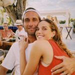 Camille Lou Instagram – Un petit bout du mois d’août 🍉
Du soleil, de l’amour, des péripéties, des amis, la vie quoi.
Praia ne quitte pas le canapé @lamaisonconvertible , Nutsy squatte les oreillers, @romainlaulhe ravit mon coeur et ma vie. 
J’ai eu la chance de passer l’été auprès des miens et ça n’a pas de prix. 
Il se passe tant de choses sur quelques mois. Le temps file, et on ne le voit pas, trop occupés à préparer demain.. Vivre le moment présent devrait être l’objectif de notre vie. 
C’est ce que j’ai appris ces derniers temps. 
Comme il est impossible de tout prévoir, à moins d’y passer sa vie, mieux vaut profiter de chaque instant. J’essaie de ne pas passer à côté de la mienne. 
❤️