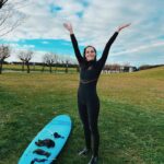 Camille Lou Instagram – C’est fou cette sensation. Il fait 9 degrés dehors, 14 dans l’eau, mais tu veux plus sortir. « Encore une dernière vague » 
Mais la dernière te met tellement en joie qu’il faut absolument que tu en prennes encore une toute toute petite dernière. Ça a duré deux heures 🌊 
Et j’ai même pas eu froid, alors que ce n’est qu’une 4/3. @ripcurl  vous êtes les meilleurs. 
La combi, c’est la fusion. Elle existe aussi en 5/3!
📸 Merci Mathildou 🫶🏻