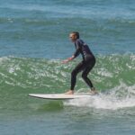 Camille Lou Instagram - C’est toujours difficile de quitter la maison ⛅️💔 Merci @powersurfcenter pour ces cours génialissimes, j’ai eu mes plus belles droites grâce à @hugodbsc 🌊 Merci @thibz_in pour la photo (il vend des photos souvenirs à la sortie des cours) 📸 Bravo @romainlaulhe pour cette merveilleuse cabane, on y est si bien, et il y a des cours pour tous niveaux, particuliers ou collectifs. Courrez y ! 🏄‍♂️ On mange des supers cookies à @larrantza juste à côté 🍪 Bref, the place to be, c’est @powersurfcenter ❤️ Merci pour les belles balades avec mes poilus d’amour @iloveanglet . Que j’aime cette ville. Toi aussi @romainlaulhe 🥰