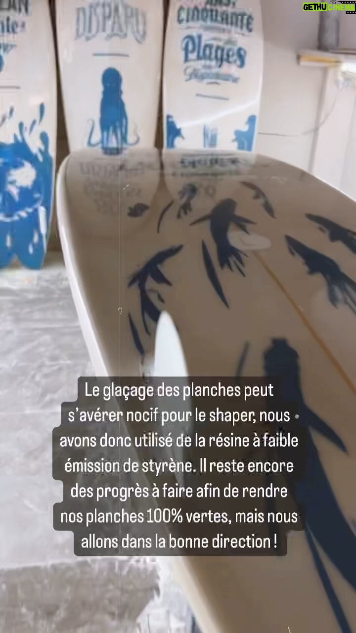 Camille Lou Instagram - Et voilà !! Les fameuses planches de @allianz_france concoctées par @chipironsurfboards ! Si jolies et parlantes ⚠️🌍 Damien nous a expliqué comment se passait la création d’une planche, et quels étaient les différents moyens utilisés aujourd’hui afin de la rendre la plus verte possible. Tu peux en gagner une aussi !! Pour cela il te suffit de: ♻️ Commenter le réel ♻️ Partager une story avec le #PréservonsNosOcéans en taguant @levestiaireallianz Il y aura 2 gagnants. Et pour chaque story publiée, @allianz_france reverse 1€ à l’association @surfrider 🙏🏻 On compte sur vous 💙 #PréservonsNosOcéans Partenariat rémunéré avec @allianz_france