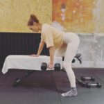 Camille Lou Instagram – Quand tu te prends pour @ragnar_le_breton_  après un mois et demi de sport 😂
Merci @tbccoaching 🔥
Heusss