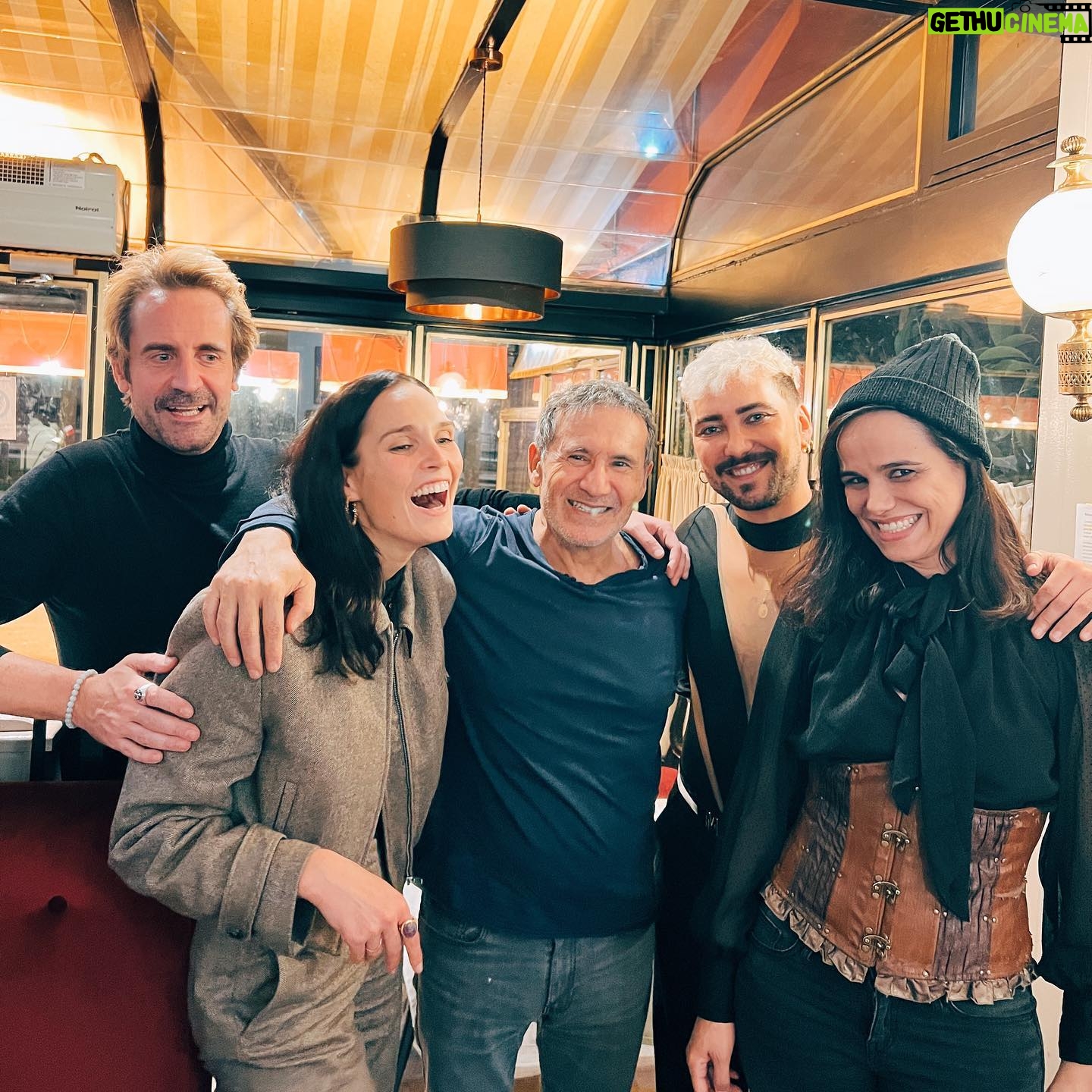 Camille Lou Instagram - Il y a 14 ans dans ce même restaurant ma vie a changé. J’avais 17 ans, @merwanrim m’a prêté sa guitare et m’a dit: vas y chante ! Et je me suis retrouvée « Chez Silvano » à chanter devant @doveattia et la troupe de Mozart. S’en sont suivis deux des plus belles expériences de ma vie ❤️ Si formatrices et extraordinaires. Merci Dove.. Quelle émotion de retrouver le palais des sports (le @domedeparis), et d’assister à sa nouvelle création originale @molierelespectaclemusical ! S’il y’a un spectacle à voir en ce moment, c’est celui ci. Les chansons sont géniales, la mise en scène surprenante, moderne, et cette troupe.. au delà de leurs talents indéniables, on sent une connexion forte entre eux et ça fait toute la magie.. j’ai versé quelques larmes ! C’était fou. Bravo à tous ❤️