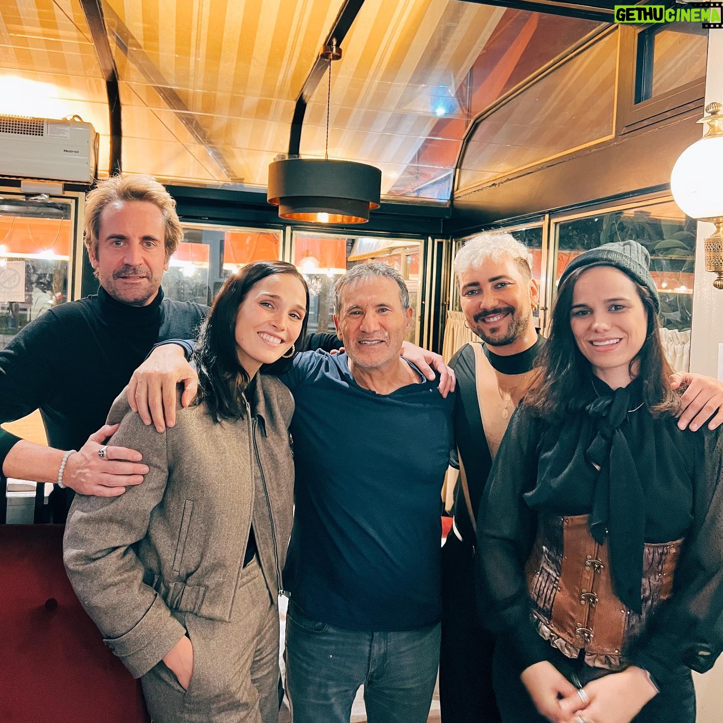 Camille Lou Instagram - Il y a 14 ans dans ce même restaurant ma vie a changé. J’avais 17 ans, @merwanrim m’a prêté sa guitare et m’a dit: vas y chante ! Et je me suis retrouvée « Chez Silvano » à chanter devant @doveattia et la troupe de Mozart. S’en sont suivis deux des plus belles expériences de ma vie ❤️ Si formatrices et extraordinaires. Merci Dove.. Quelle émotion de retrouver le palais des sports (le @domedeparis), et d’assister à sa nouvelle création originale @molierelespectaclemusical ! S’il y’a un spectacle à voir en ce moment, c’est celui ci. Les chansons sont géniales, la mise en scène surprenante, moderne, et cette troupe.. au delà de leurs talents indéniables, on sent une connexion forte entre eux et ça fait toute la magie.. j’ai versé quelques larmes ! C’était fou. Bravo à tous ❤️