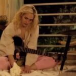 Camille Lou Instagram - Elle, c’est Bianca. Et vous pourrez la découvrir le 13 septembre sur @m6officiel dans “J’irai au bout de mes rêves” ✨ J’y ai écrit et composé quelques bouts de chansons qui accompagneront mon personnage. Merci @stephaniepillonca de m’avoir réconciliée avec ma musique, de m’avoir toujours soutenue sans jamais me forcer ❤️ Bon j’ai peur quand même. J’espère que ça vous plaira 🤞🏻 Ce qui est certain, c’est que ce film m’a marqué pour tant de raisons différentes. Avec un seul point commun: La vie est trop courte pour être petite. Citation de mon super collègue et ami @samuelallainabitbol ☀️