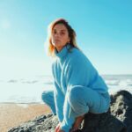 Camille Lou Instagram – ☀️ « Quand elle l’attendait quelque part et le voyait arriver, c’était comme si mille soleils s’allumaient dans le ciel et transformaient toute la terre » –  Barjavel (Le grand secret) 
C’est exactement ça @romainlaulhe ❤️
📷 @pauline_stbn 🌊
Outfit @americanvintage_officiel 😻
@iloveanglet