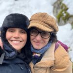 Camille Lou Instagram – Bon, j’ai mis du temps à redescendre de ces derniers mois de tournage. C’etait vraiment dingue pour moi de tourner dans une telle série @netflixfr 🫶🏻❤️ C’est exactement le genre de série que j’adore regarder !! Donc bcp d’émotion d’en faire partie.
Merci @fannnyrob pour cette folle aventure, merci pour ta confiance. Merci @mberthemy pour ta patience et ta réactivité. 
Merci @juliusbergus pour la qualité de tes plans drones, et merci à ton fidèle acolyte @arnaudstefanidp de m’avoir si peu éclairée. Évidemment je rigole. Ce sont des génies!
Merci à mes collègues acteurs et tout particulièrement à mon cher Brother @nico_godart sans qui j’aurais dépéri, et mon mari de jeu @raphael_ferret sans qui les baccalauréats auraient été bien fades.
Merci à toutes l’équipe technique, régie, HMC. Merci pour le fromage et la charcuterie de qualité. Merci à tous ceux qui ont rendu ce tournage possible. 
Merci @netflixfr family 🫶🏻
Photos:
N•1 @netflixfr je vous kiffe. Concrétisation 🥰
N•2 Ma Janina, merci pour les chaufferettes, merci de m’avoir toujours gardée au chaud.
N•3 Mon Brother @nico_godart tu me manques! Et bravo à mon fils de jeu Basile.
N•4 @juliusbergus fait semblant de savoir ce qu’il fait 🫶🏻
N•5 Mon Jean riri grâce à qui les trajets n’étaient jamais longs, merci!
N•6 Mon Brother. Encore. Bah oui, c’est la famille quoi.
N•7 La fine équipe. Vous voyez« the last of us » ? Et bah tout pareil.
N•8 Mon @felix_pgt mon dompteur de crinière, mon magicien du cheveux mousseux. Miss u. Bon, au final c’était pas si foncé ! 👧🏻
N•9 Pas un tournage sans mon Nutsy, l’aventurier, il a même pris la télécabine ! Oui il porte des petites chaussettes en caoutchouc.
N•10 vous rencontrerez Giovanna bientôt sur @netflixfr 
« Anthracite » c’était un clap de fin.
