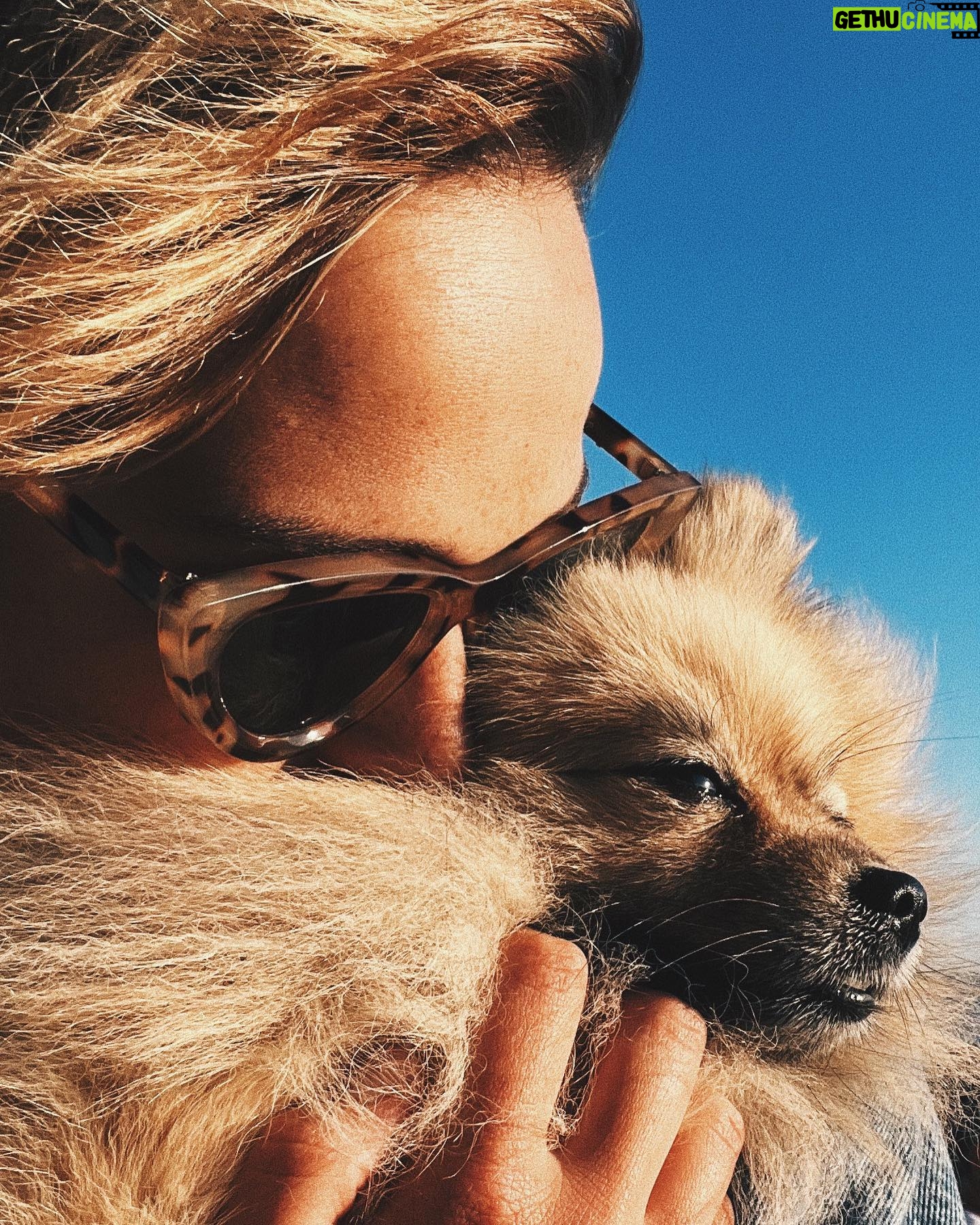 Camille Lou Instagram - Un être humain je vous dis 🐶❤️
