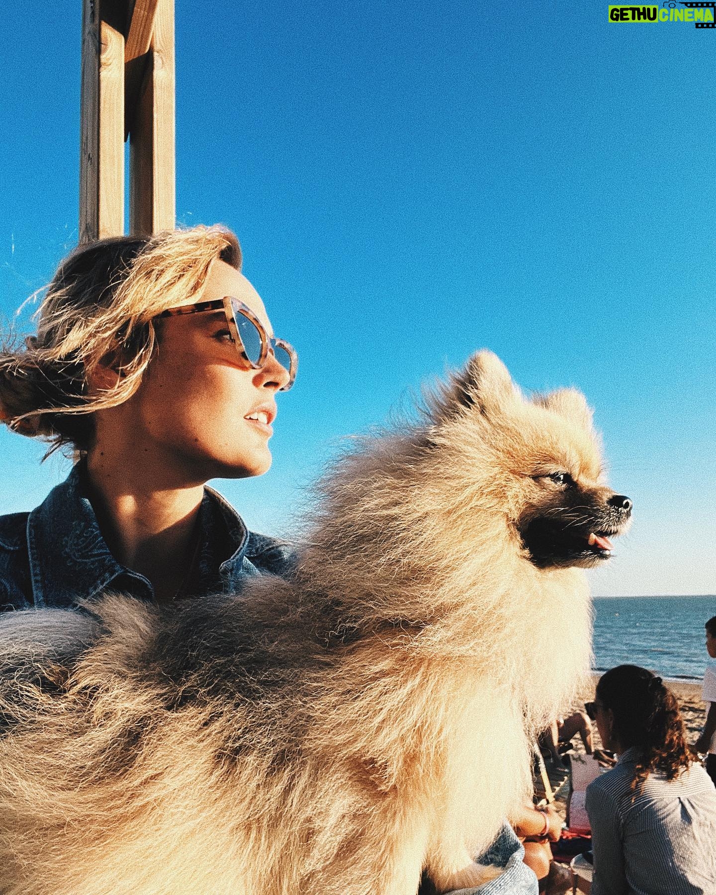 Camille Lou Instagram - Un être humain je vous dis 🐶❤️