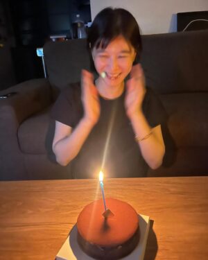 Cammy Chiang Instagram - 32生日快樂！
謝謝我們朋友們🥳❤️🫰
謝謝大家幫我慶生
喝了三口酒微醺的快樂回家
Pizza果然還是要一群人吃最好吃
回家發現…
竟然沒有合照？！
手機拍一堆pizza的特寫照
先拿以前的合照來擋一下🙈
謝謝這一班好友們～
日劇重啟人生，裡面有兩個朋友總是千里迢迢去女主角家裡躺著，邊碎碎念吃一堆零食還嫌床不夠舒服，最後無數次投胎後，他們一起變成了四隻胖嘟嘟的鴿子，那時候看完覺得啊～大概就是這樣吧，很棒的人生。

32快樂今年也學到的了很多，前幾天遇到小時候手球隊的教練，兩個人一起回到小時候在球隊的精神喊話狀態，回家路上差點要去跑十圈操場了。以前每天早晚各2k（暖身的部分），嗯，要向教練學習，不斷地爬起來，像小時候一樣。

我要去過生日了🤗 謝謝你們的祝福❤️

#瀏海年年亂👼🏻