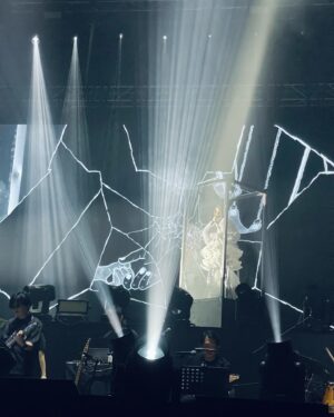 Cammy Chiang Instagram - 沈澱了幾天
第一次從一場演唱會獲得這麼多能量過
音樂和情感超越了語言
感動得不能自己
和隔壁不認識的女生哭到分享衛生紙
時間淬煉出來的藝術
蛻變後好美

謝謝Stephy邀請，so proud and happy for you.😊 

好好聽的歌好好看的演唱會🎤
「我真的好喜歡唱歌」
「我好喜歡現在的自己」

有些人是這樣的
他們用自己的生命歷程
展演
帶給我們力量

@stboo
#鄧麗欣演唱會 #2023thereforeiam
#和導演一起去看😎✌️