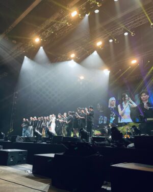 Cammy Chiang Instagram - 沈澱了幾天
第一次從一場演唱會獲得這麼多能量過
音樂和情感超越了語言
感動得不能自己
和隔壁不認識的女生哭到分享衛生紙
時間淬煉出來的藝術
蛻變後好美

謝謝Stephy邀請，so proud and happy for you.😊 

好好聽的歌好好看的演唱會🎤
「我真的好喜歡唱歌」
「我好喜歡現在的自己」

有些人是這樣的
他們用自己的生命歷程
展演
帶給我們力量

@stboo
#鄧麗欣演唱會 #2023thereforeiam
#和導演一起去看😎✌️