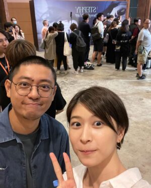 Cammy Chiang Instagram - 沈澱了幾天
第一次從一場演唱會獲得這麼多能量過
音樂和情感超越了語言
感動得不能自己
和隔壁不認識的女生哭到分享衛生紙
時間淬煉出來的藝術
蛻變後好美

謝謝Stephy邀請，so proud and happy for you.😊 

好好聽的歌好好看的演唱會🎤
「我真的好喜歡唱歌」
「我好喜歡現在的自己」

有些人是這樣的
他們用自己的生命歷程
展演
帶給我們力量

@stboo
#鄧麗欣演唱會 #2023thereforeiam
#和導演一起去看😎✌️