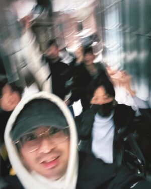 Cammy Chiang Instagram - 32生日快樂！
謝謝我們朋友們🥳❤️🫰
謝謝大家幫我慶生
喝了三口酒微醺的快樂回家
Pizza果然還是要一群人吃最好吃
回家發現…
竟然沒有合照？！
手機拍一堆pizza的特寫照
先拿以前的合照來擋一下🙈
謝謝這一班好友們～
日劇重啟人生，裡面有兩個朋友總是千里迢迢去女主角家裡躺著，邊碎碎念吃一堆零食還嫌床不夠舒服，最後無數次投胎後，他們一起變成了四隻胖嘟嘟的鴿子，那時候看完覺得啊～大概就是這樣吧，很棒的人生。

32快樂今年也學到的了很多，前幾天遇到小時候手球隊的教練，兩個人一起回到小時候在球隊的精神喊話狀態，回家路上差點要去跑十圈操場了。以前每天早晚各2k（暖身的部分），嗯，要向教練學習，不斷地爬起來，像小時候一樣。

我要去過生日了🤗 謝謝你們的祝福❤️

#瀏海年年亂👼🏻