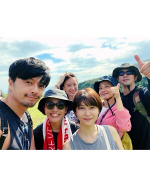 Cammy Chiang Instagram - 32生日快樂！
謝謝我們朋友們🥳❤️🫰
謝謝大家幫我慶生
喝了三口酒微醺的快樂回家
Pizza果然還是要一群人吃最好吃
回家發現…
竟然沒有合照？！
手機拍一堆pizza的特寫照
先拿以前的合照來擋一下🙈
謝謝這一班好友們～
日劇重啟人生，裡面有兩個朋友總是千里迢迢去女主角家裡躺著，邊碎碎念吃一堆零食還嫌床不夠舒服，最後無數次投胎後，他們一起變成了四隻胖嘟嘟的鴿子，那時候看完覺得啊～大概就是這樣吧，很棒的人生。

32快樂今年也學到的了很多，前幾天遇到小時候手球隊的教練，兩個人一起回到小時候在球隊的精神喊話狀態，回家路上差點要去跑十圈操場了。以前每天早晚各2k（暖身的部分），嗯，要向教練學習，不斷地爬起來，像小時候一樣。

我要去過生日了🤗 謝謝你們的祝福❤️

#瀏海年年亂👼🏻