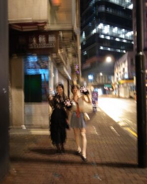 Cammy Chiang Instagram - 你好🤝，我是霍格華茲的亞洲轉學生，
我爸媽是麻瓜，我也是麻瓜。
小時候等貓頭鷹送信等到13歲，玻璃心碎滿地，長大知道凡事要自己爭取，終於圓夢強制入學。🥰

#霍格華茲MBA在職專班
#不用會魔法會下訂單就好

忘記在哪裡看到的文章，認真過節的人會長壽和增加幸福感。那種節日與節日之間的期盼，和對不同季節食物要更有意識的去體會他們的美好。
和姐妹們出社會後各自努力打拼，這樣像大學生一樣聚在一起的珍貴時光，都必須的是擠出來的。但我們的快樂程度，絕對是當年無法想像的。
以前不怎麼在乎節日就跟著傻傻的過，四季變化我也不在乎只是開冷暖氣換外套帶雨傘的差別。只注意到鞋子又濕了好煩。但現在會注意到，是吃螃蟹的季節了，聖誕節我的熱可可想加肉桂粉。看著門口的樹木變色，想起我去年和媽媽一起買的長裙又可以拿出來穿了，我還想去看聖誕節的裝飾🎄和我愛的愛我的人一起。大概是這樣的小小碎片，讓我覺得生命不再麻木，溫暖了一點豐富了一點。

最後，
#葛萊芬多100分
#明年扮分類帽吧