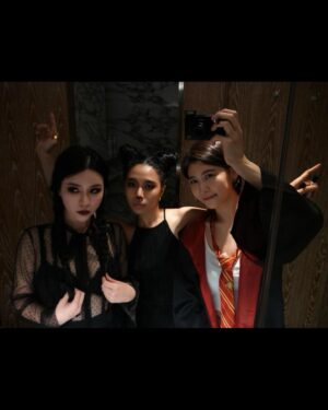 Cammy Chiang Instagram - 你好🤝，我是霍格華茲的亞洲轉學生，
我爸媽是麻瓜，我也是麻瓜。
小時候等貓頭鷹送信等到13歲，玻璃心碎滿地，長大知道凡事要自己爭取，終於圓夢強制入學。🥰

#霍格華茲MBA在職專班
#不用會魔法會下訂單就好

忘記在哪裡看到的文章，認真過節的人會長壽和增加幸福感。那種節日與節日之間的期盼，和對不同季節食物要更有意識的去體會他們的美好。
和姐妹們出社會後各自努力打拼，這樣像大學生一樣聚在一起的珍貴時光，都必須的是擠出來的。但我們的快樂程度，絕對是當年無法想像的。
以前不怎麼在乎節日就跟著傻傻的過，四季變化我也不在乎只是開冷暖氣換外套帶雨傘的差別。只注意到鞋子又濕了好煩。但現在會注意到，是吃螃蟹的季節了，聖誕節我的熱可可想加肉桂粉。看著門口的樹木變色，想起我去年和媽媽一起買的長裙又可以拿出來穿了，我還想去看聖誕節的裝飾🎄和我愛的愛我的人一起。大概是這樣的小小碎片，讓我覺得生命不再麻木，溫暖了一點豐富了一點。

最後，
#葛萊芬多100分
#明年扮分類帽吧