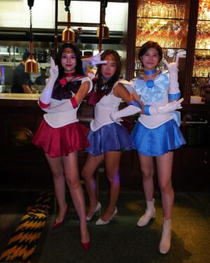 Cammy Chiang Instagram - 水星祝大家，萬聖節快樂！🎃

月光仙子生日被召喚來慶生😉🌙
Happy Birthday and Happy Halloween to our craziest and cutest girl.🎃❤️😘🎂

#代替月亮來懲罰你
#今年過得很認真
#朋友小時候媽媽不給穿月光仙子長大後圓夢
#第三張照片是生日的月光仙子🌹