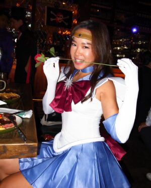 Cammy Chiang Instagram - 水星祝大家，萬聖節快樂！🎃

月光仙子生日被召喚來慶生😉🌙
Happy Birthday and Happy Halloween to our craziest and cutest girl.🎃❤️😘🎂

#代替月亮來懲罰你
#今年過得很認真
#朋友小時候媽媽不給穿月光仙子長大後圓夢
#第三張照片是生日的月光仙子🌹