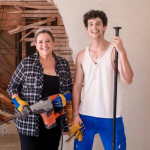 Camryn Manheim Instagram - Who knew Milo and I were so handy with power tools? 

Please tune in this Sunday night at 9pm for HGTV’s Celebrity IOU when Milo and I surprise our dear friend with a kitchen remodel. #HGTV #CelebIOU 🏡🔨🏡

Bring tissues.