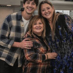 Camryn Manheim Instagram - Who knew Milo and I were so handy with power tools? 

Please tune in this Sunday night at 9pm for HGTV’s Celebrity IOU when Milo and I surprise our dear friend with a kitchen remodel. #HGTV #CelebIOU 🏡🔨🏡

Bring tissues.